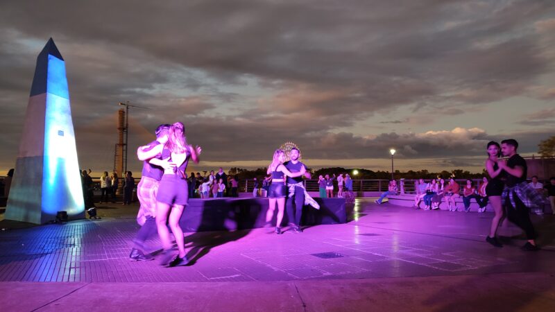Turistas fueron sorprendidos en el Hito de las Tres Fronteras con un show de Tango