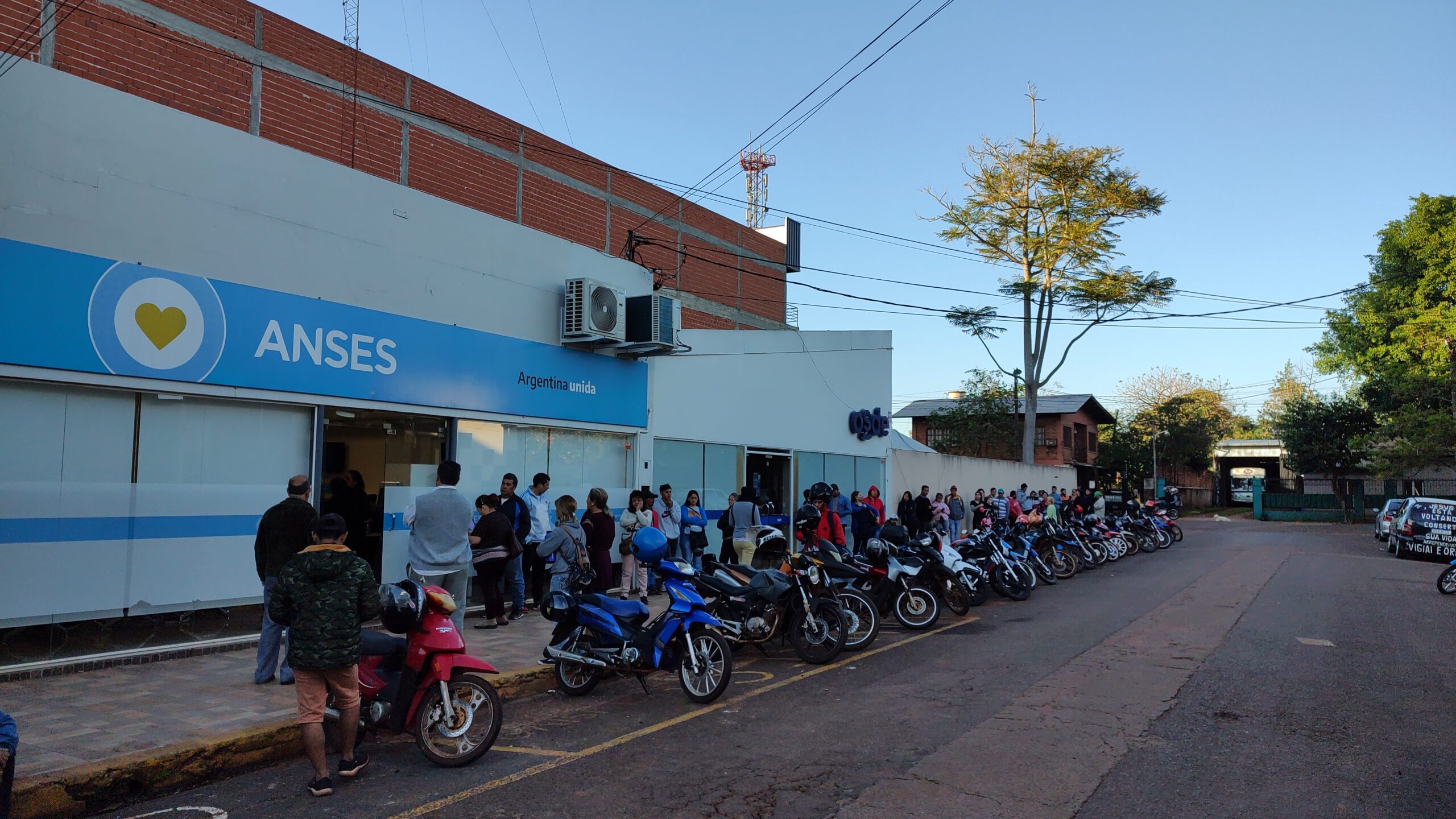 Largas filas en la oficina de Anses tras la apertura de la inscripción para el bono de $45.000
