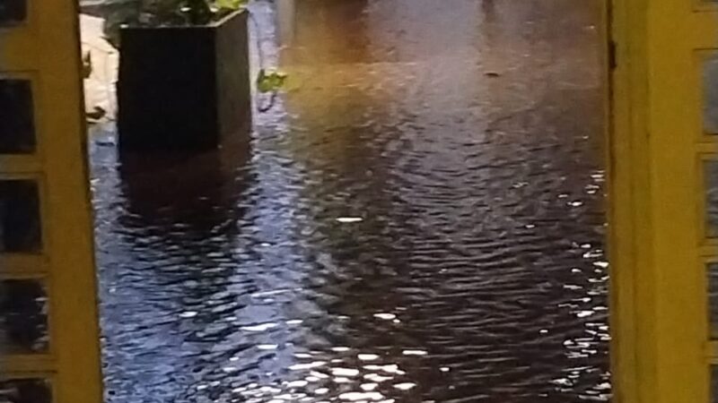 Iguazú: Copiosa lluvia provocó inundaciones en escuelas y desbordó el arroyo Tacuara