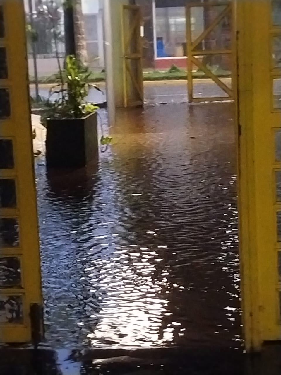 Iguazú: Copiosa lluvia provocó inundaciones en escuelas y desbordó el arroyo Tacuara