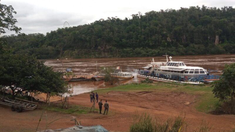 Pese a la crecida extraordinaria la balsa Iguazú está funcionando en el puerto local