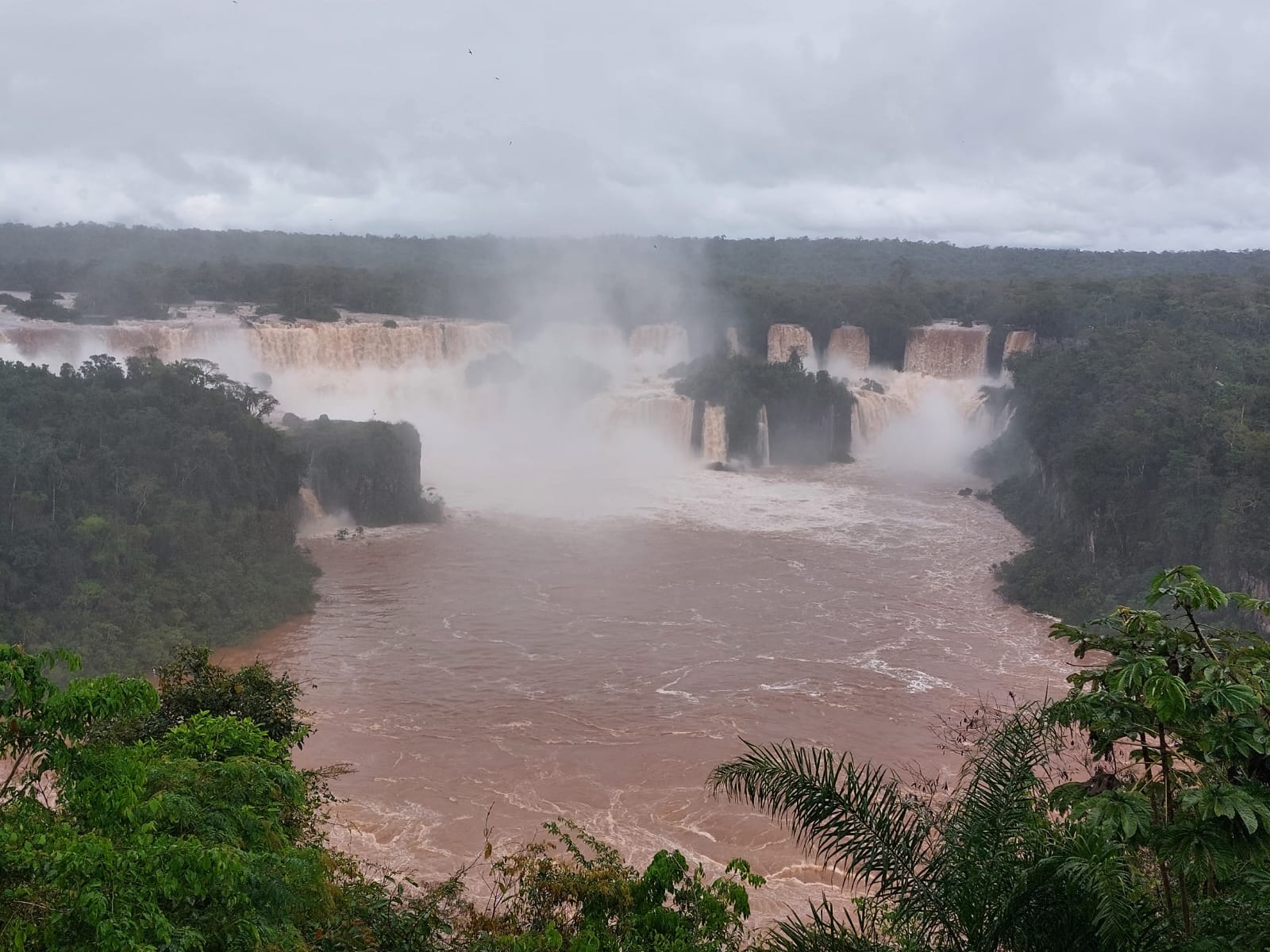 Debido al aumento del caudal del rio Iguazú analizan cerrar todo el paseo superior