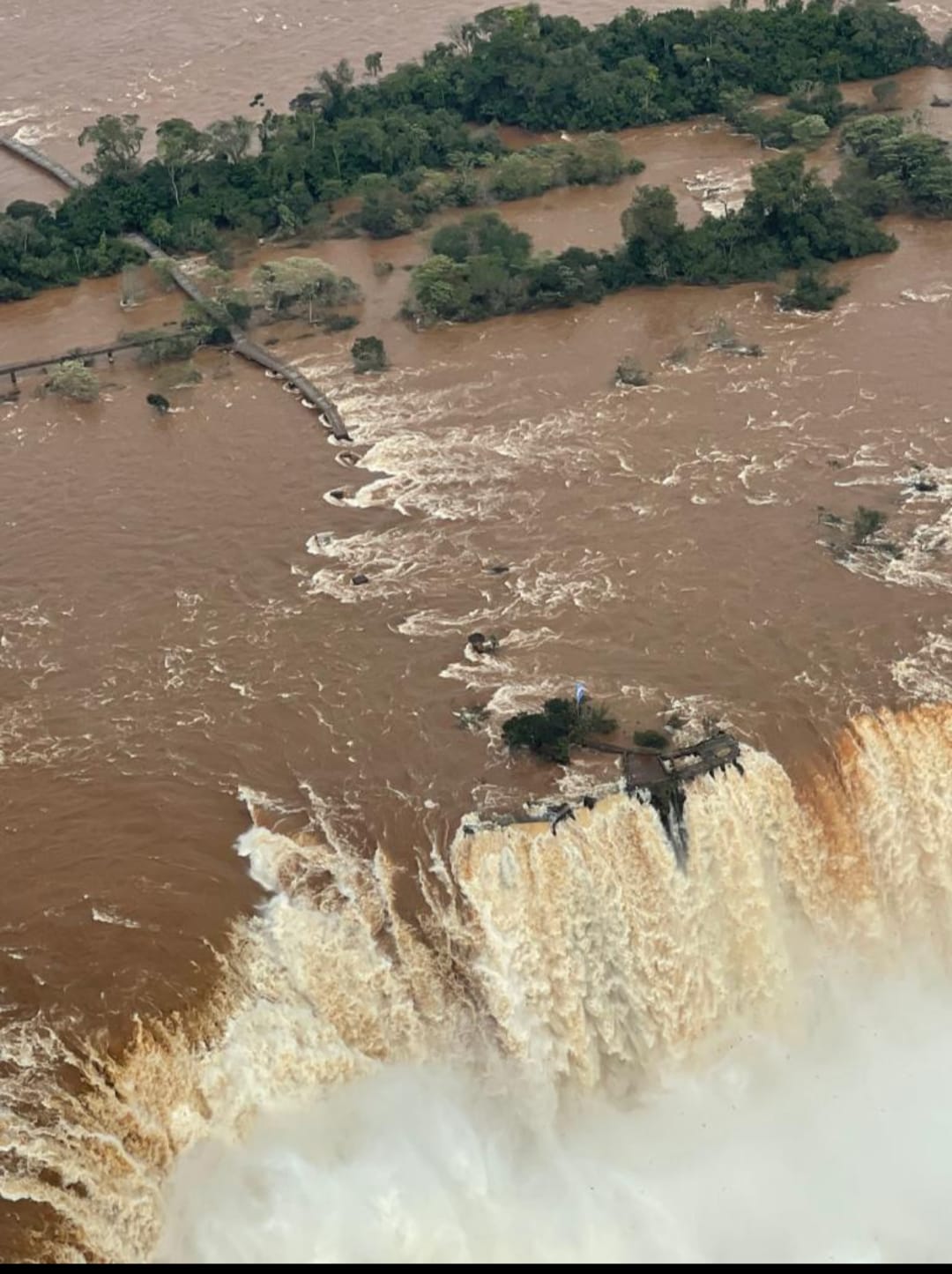 Impresionantes imágenes del circuito Garganta del Diablo durante la crecida del rio Iguazú