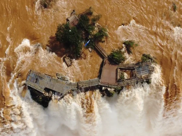 El rio Iguazú volvió a subir y complica las tareas de restauración del circuito Garganta del diablo