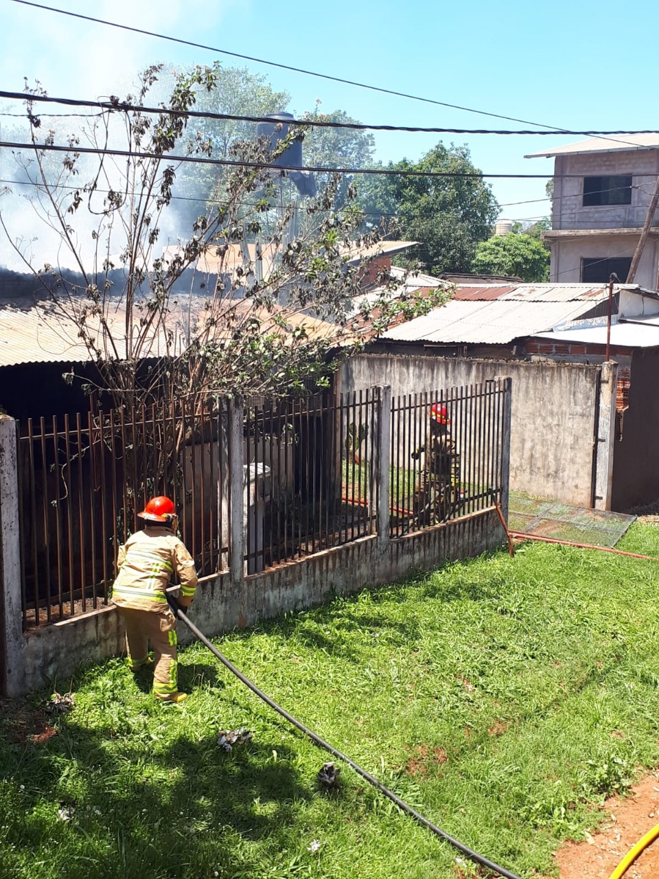 Incendio consumió una vivienda y los vecinos realizan una colecta para ayudar a la damnificada