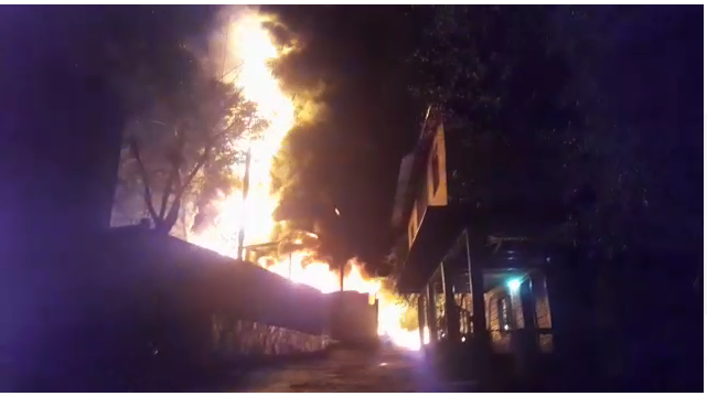 Cuatro dotaciones de bomberos trabajaron para extinguir el incendio en un deposito