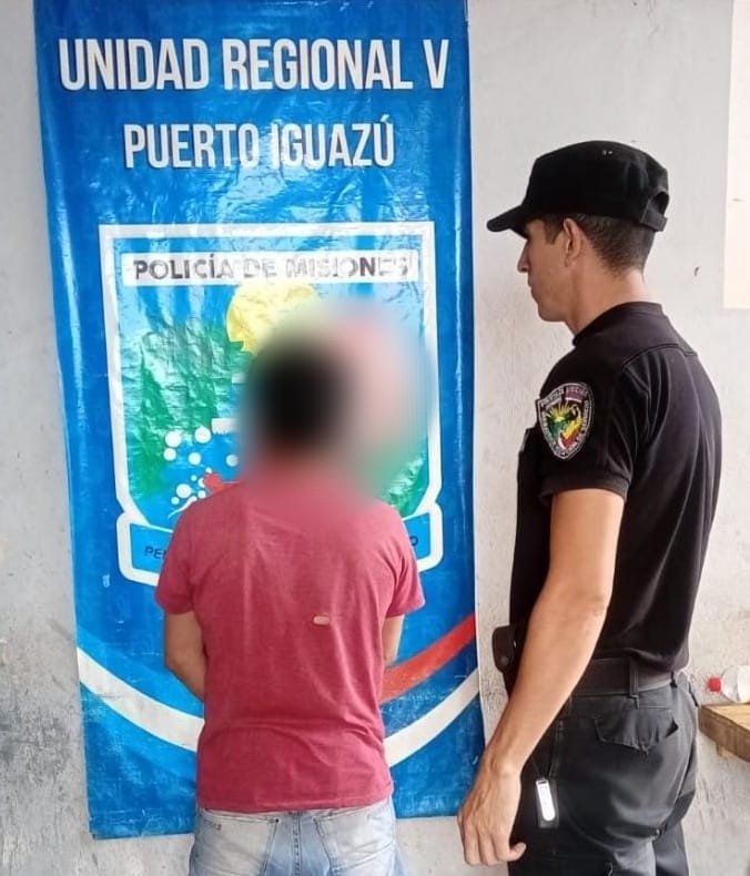Arrojó a su pareja del vehículo en movimiento tras una discusión y fue detenido
