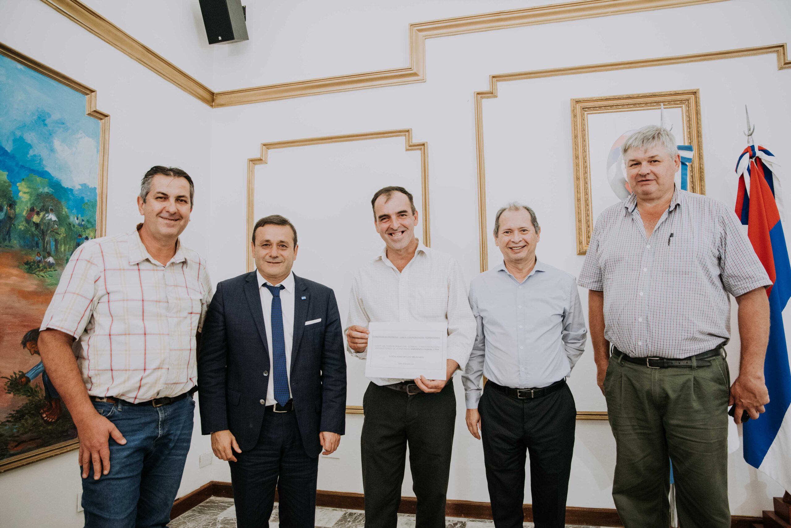 Apuesta a la producción misionera con la entrega de créditos a cooperativas yerbateras y planes de asistencia al sector ganadero