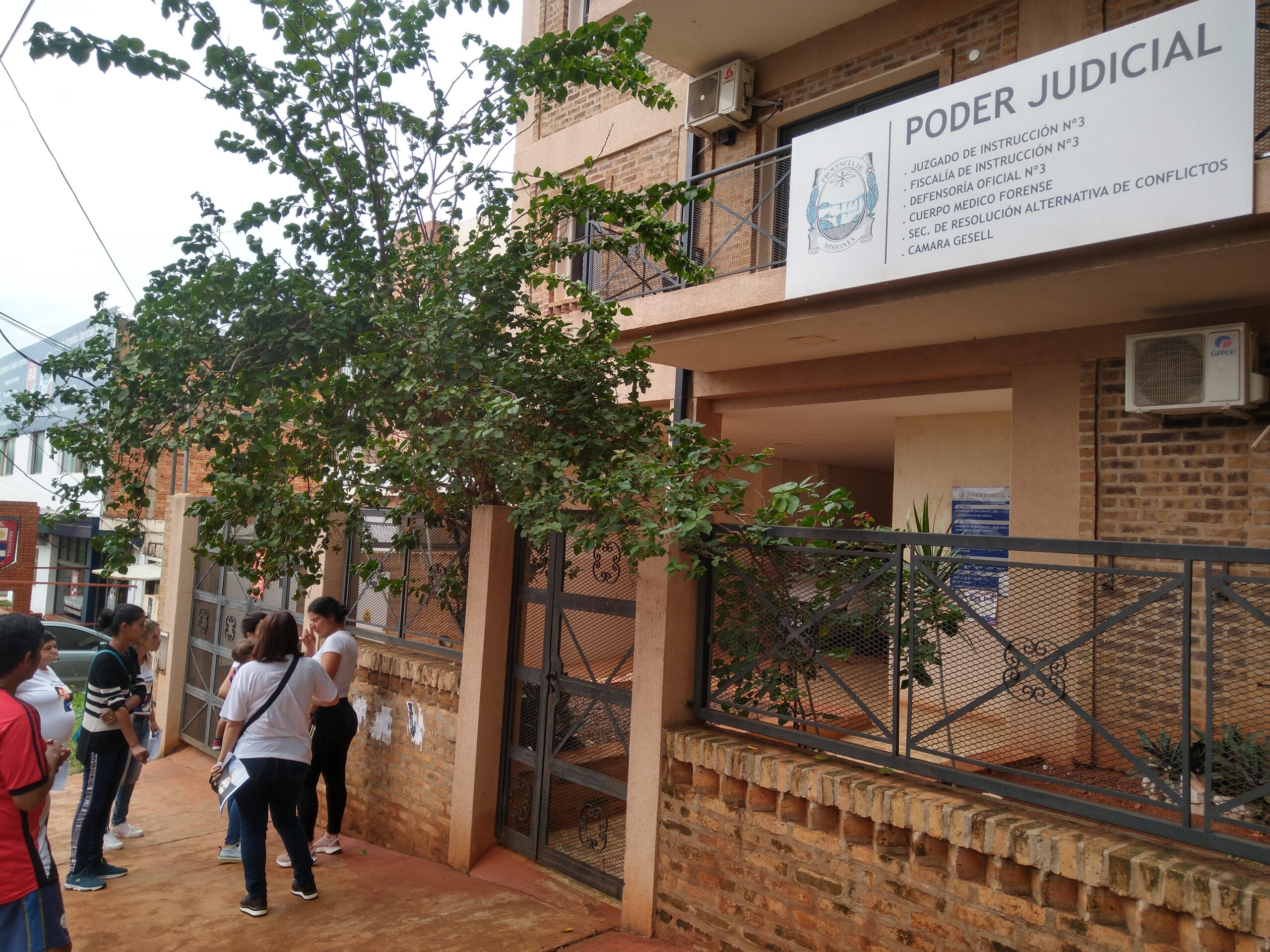 El padrastro y la madre de las dos hermanas de 12 y 15 años negaron los abusos