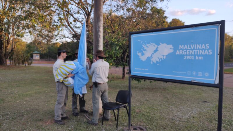 Cómo hace 32 años Dora Scarlatta donó una nueva bandera para el Parque Nacional Iguazú