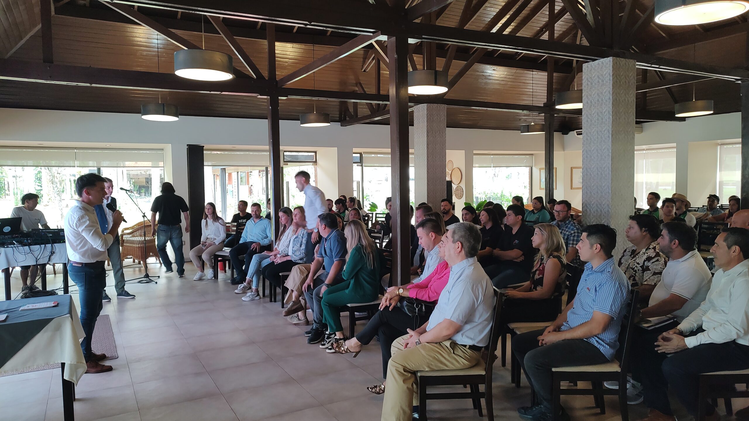 Con una excelente convocatoria se realizó charla «La Innovación y su impacto en el liderazgo empresarial»
