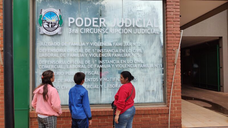 Iguazú: Vecinos resguardaron a dos hermanos y denunciaron a su madre por violencia familiar