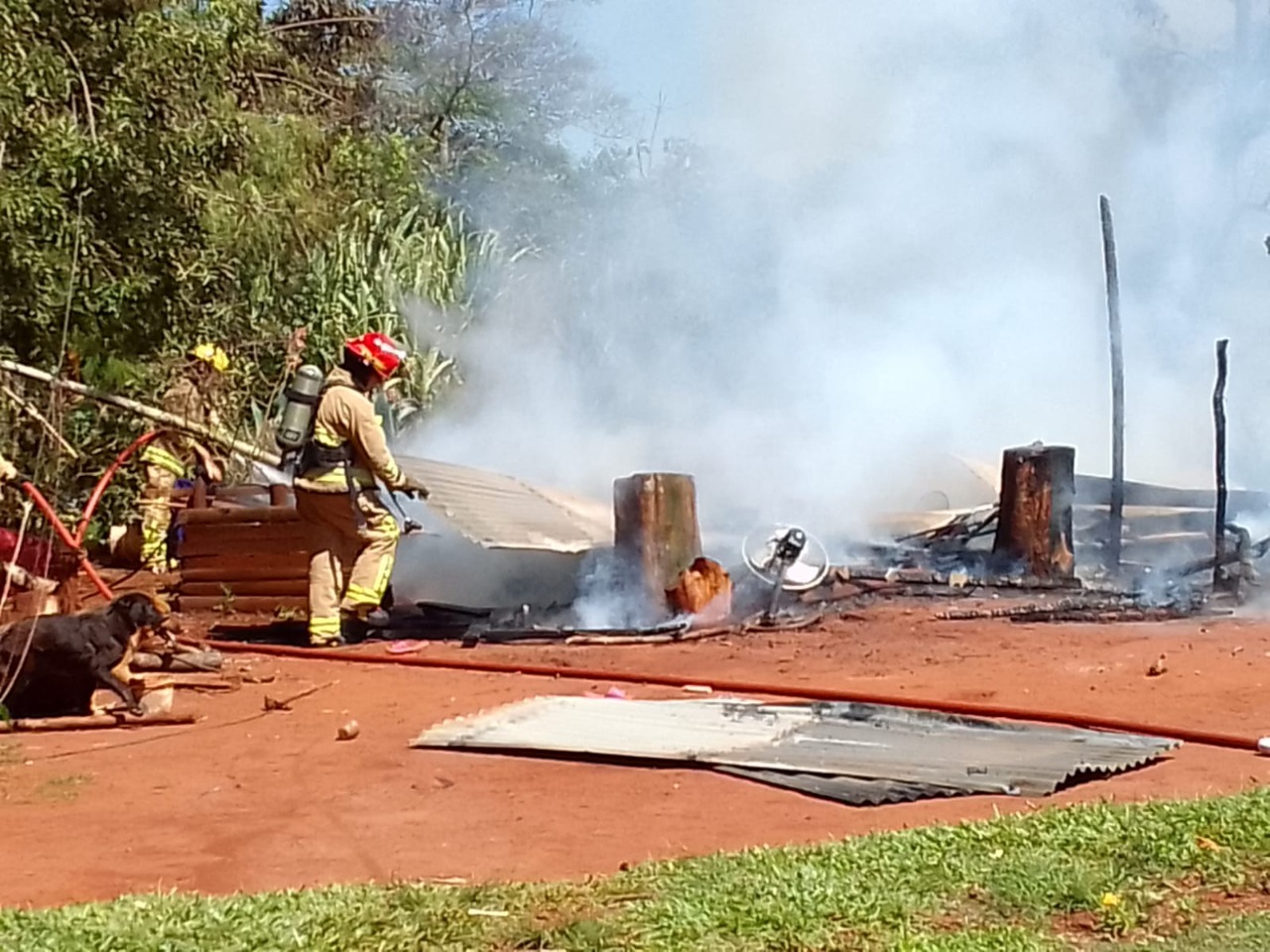 Una vivienda precaria de la comunidad Mbororé fue consumida por las llamas