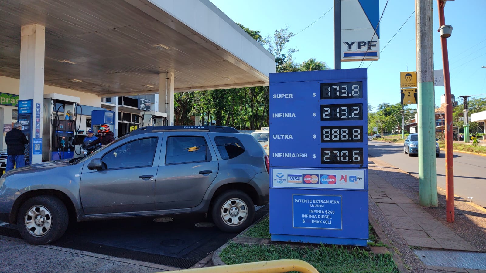 En Iguazú el combustible aumentó y los extranjeros pagan más barato el litro
