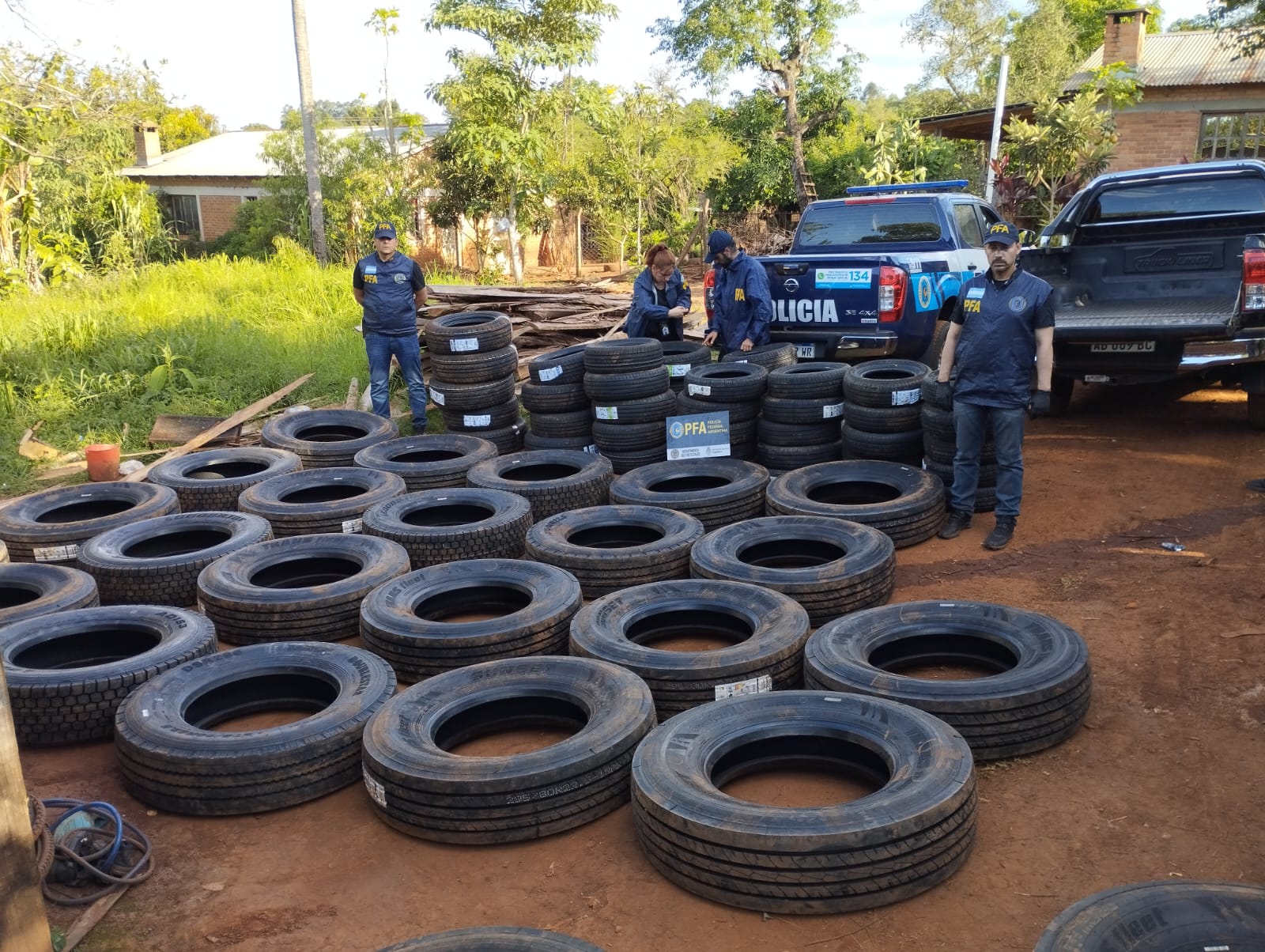 La federal realizó 26 allanamientos y detuvo a 13 personas involucradas en el contrabando de cubiertas