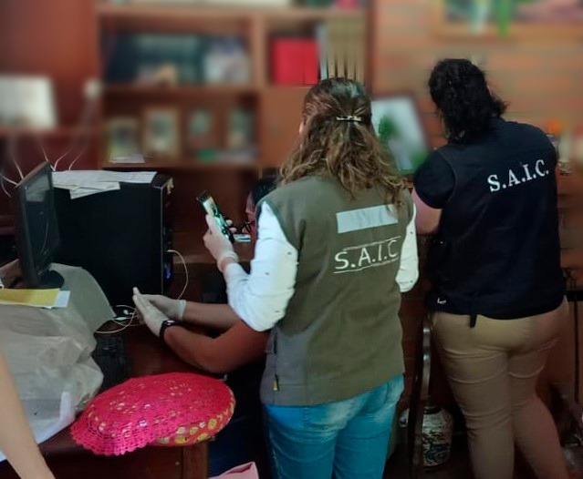 Arrestaron a dos hombres por presunta tenencia y distribución de pornografía infantil