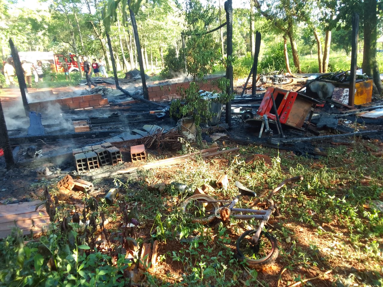 Vivienda fue consumida por el fuego y su propietario fue trasladado al hospital con quemaduras