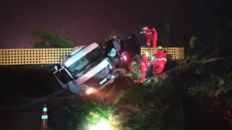 Tras el temporal buscan personas desaparecidas tras derrumbe que arrastró 10 autos y 5 camiones Brasil