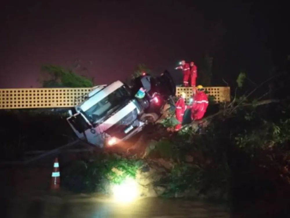 Tras el temporal buscan personas desaparecidas tras derrumbe que arrastró 10 autos y 5 camiones Brasil