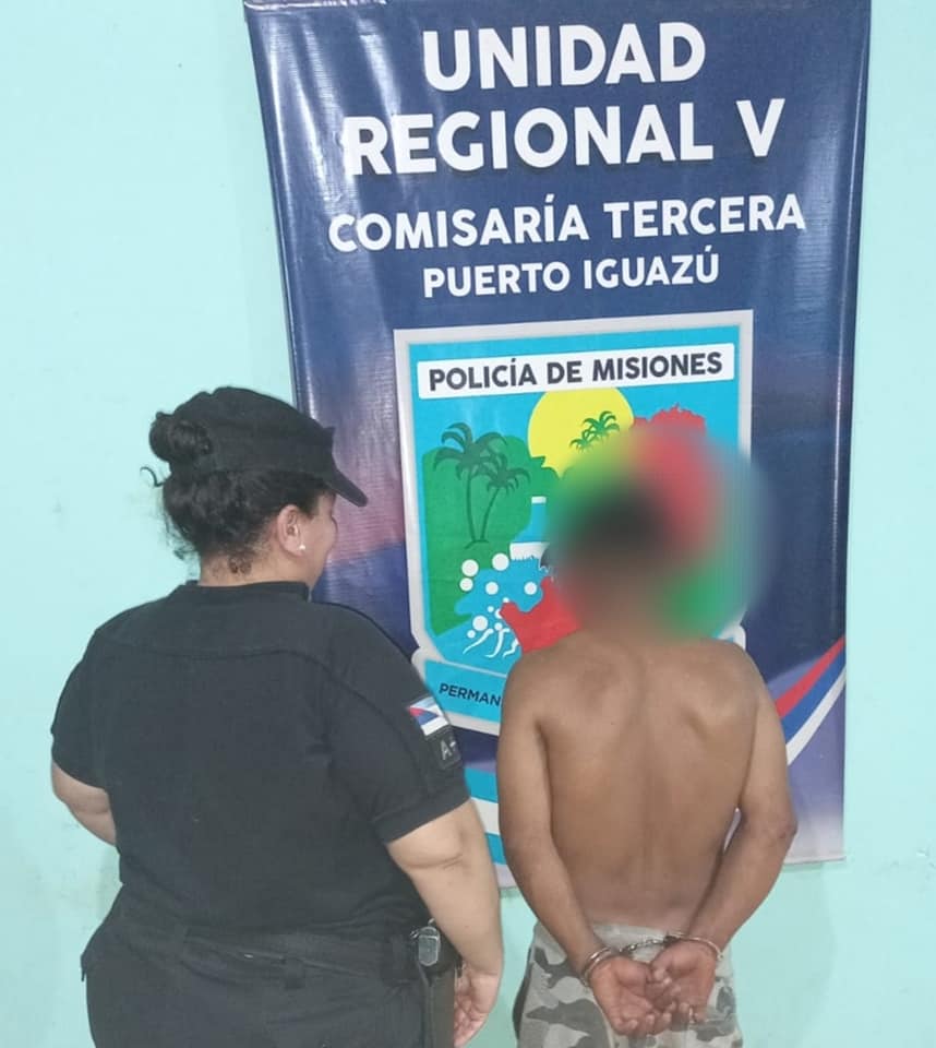 Destrozó los vidrios de un local bailable a machetazos y lo detuvieron