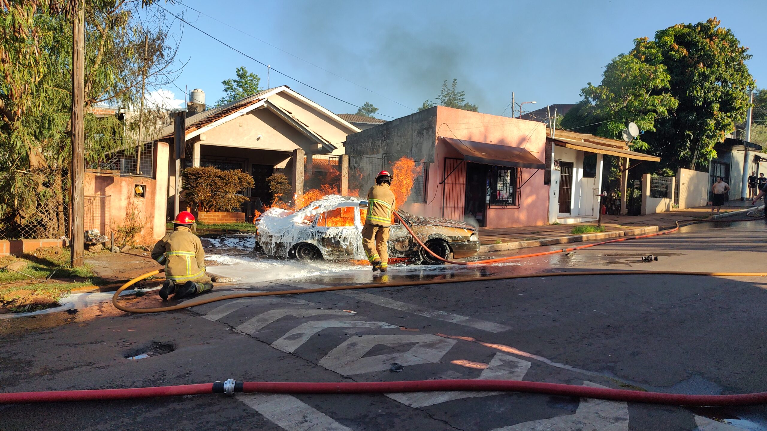 Se incendió un vehículo que transportaba 250 litros de combustible, el conductor se dio a la fuga