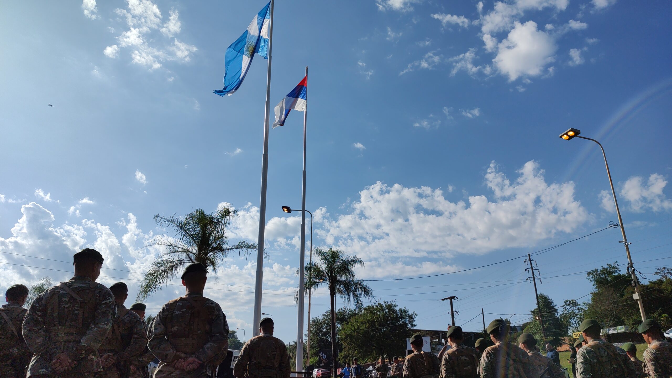 Tras 4 años de la aprobación de la ordenanza, flamea el pabellón nacional en la rotonda de acceso a la ciudad
