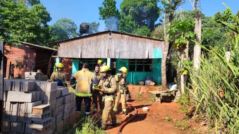Iguazú: Bombero sufrió quemaduras en un incendio de vivienda en barrio Almirante Brown 