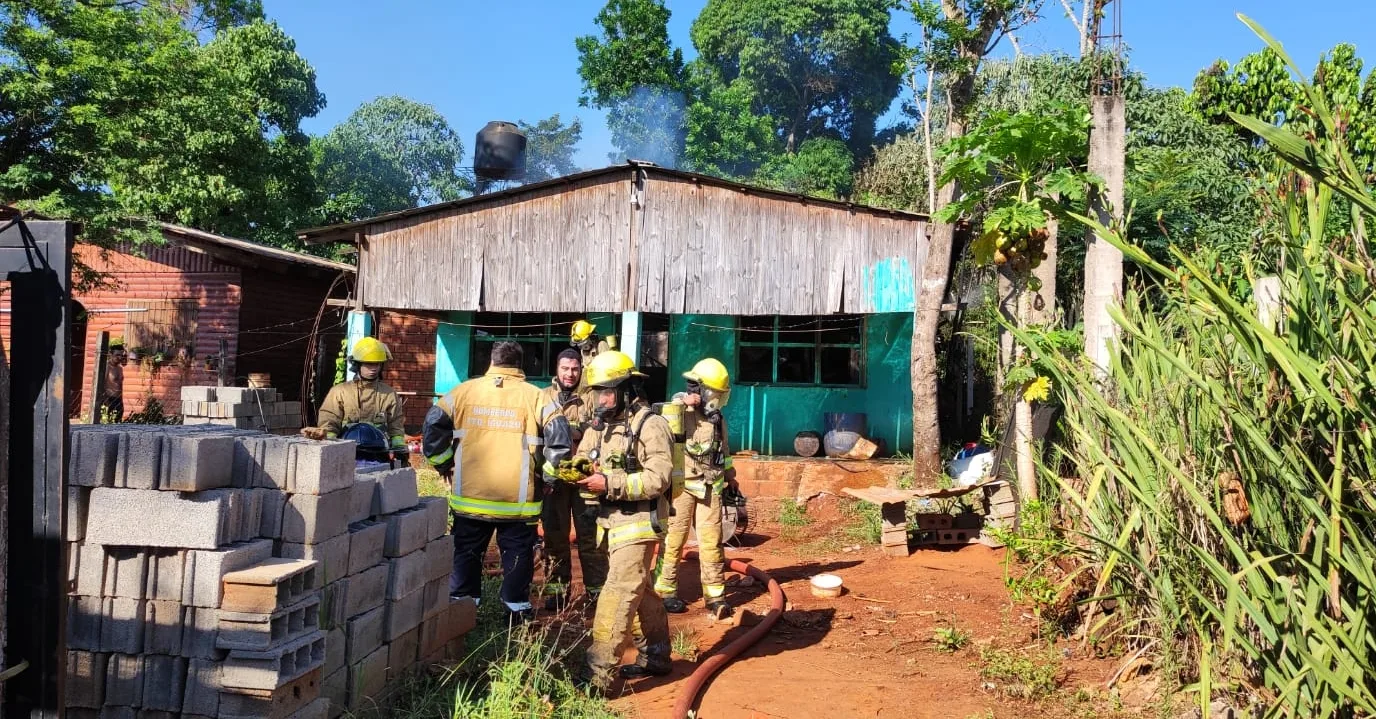 Iguazú: Bombero sufrió quemaduras en un incendio de vivienda en barrio Almirante Brown 