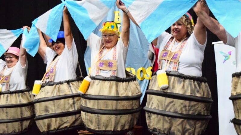 Un centenar de adultos mayores disfrutó del “Mateando con los Abuelos”