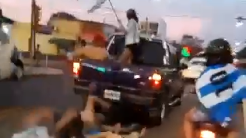 Festejaba la victoria de Argentina y cayó de la carrocería de una camioneta en movimiento y salió ileso 