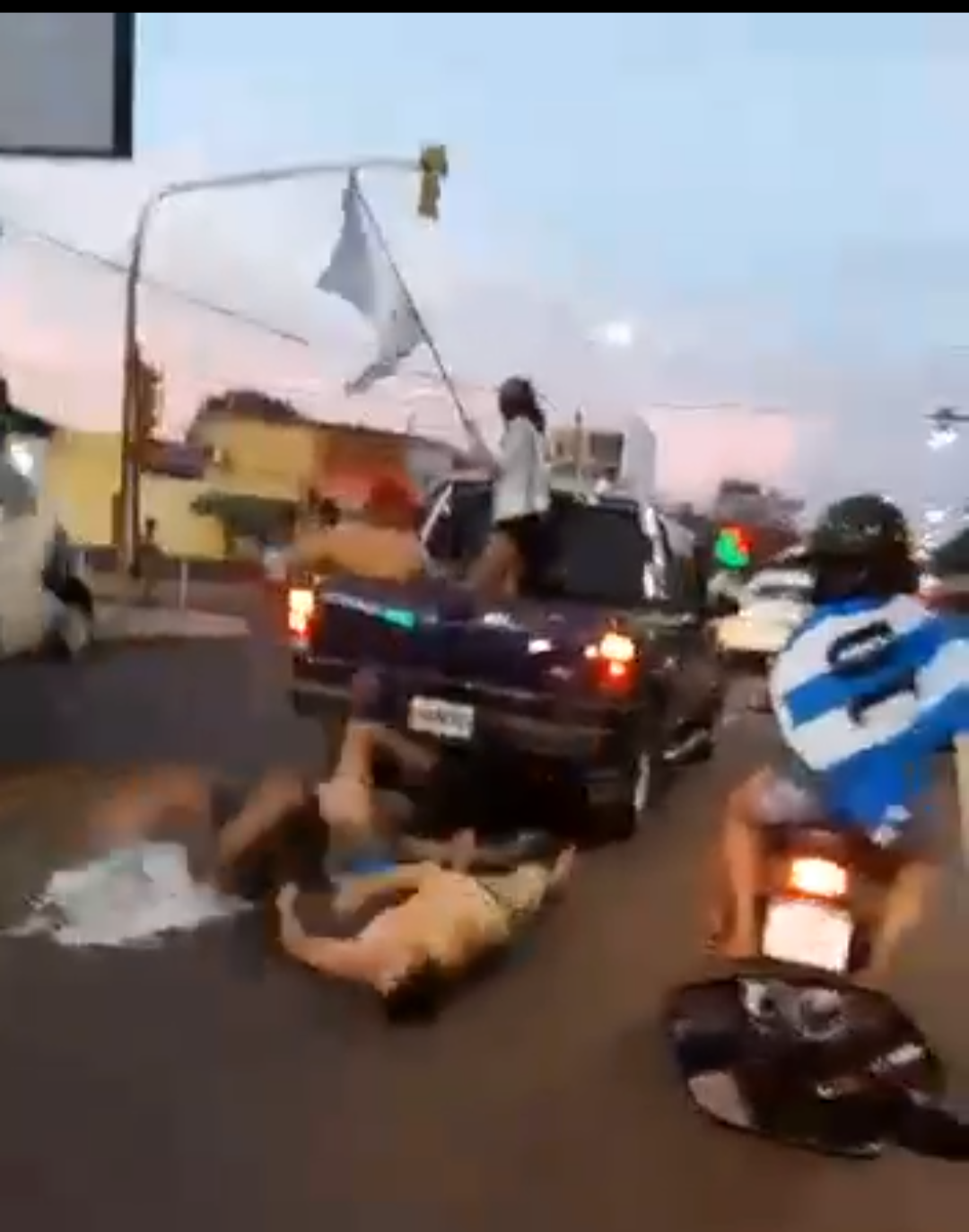 Festejaba la victoria de Argentina y cayó de la carrocería de una camioneta en movimiento y salió ileso 