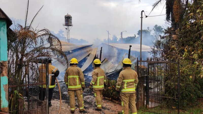 Incendio consumió una vivienda y daño a otra lindante en Puerto Iguazú