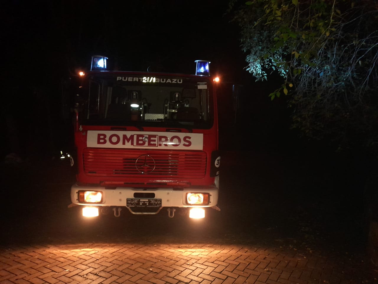 Bomberos trabajaron anoche en un incendio forestal que se avivo este medio día