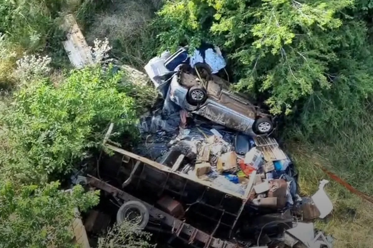 Dos Iguazuenses murieron al caer un camión del puente Zárate- Brazo Largo