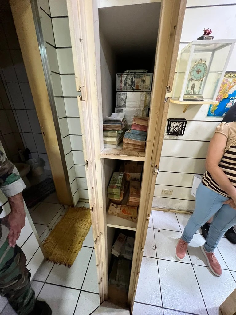 Iguazú: Allanaron una casa de cambio que funcionaba sin habilitación y con dinero escondido en las paredes