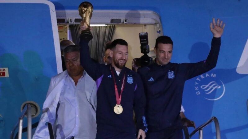Los campeones del Mundo ya están en el país y comienzan los festejos en la Argentina