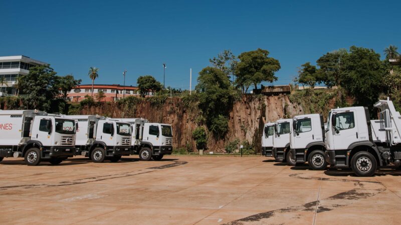 Herrera Ahuad encabezó la entrega de una nueva flota de camiones a municipios misioneros