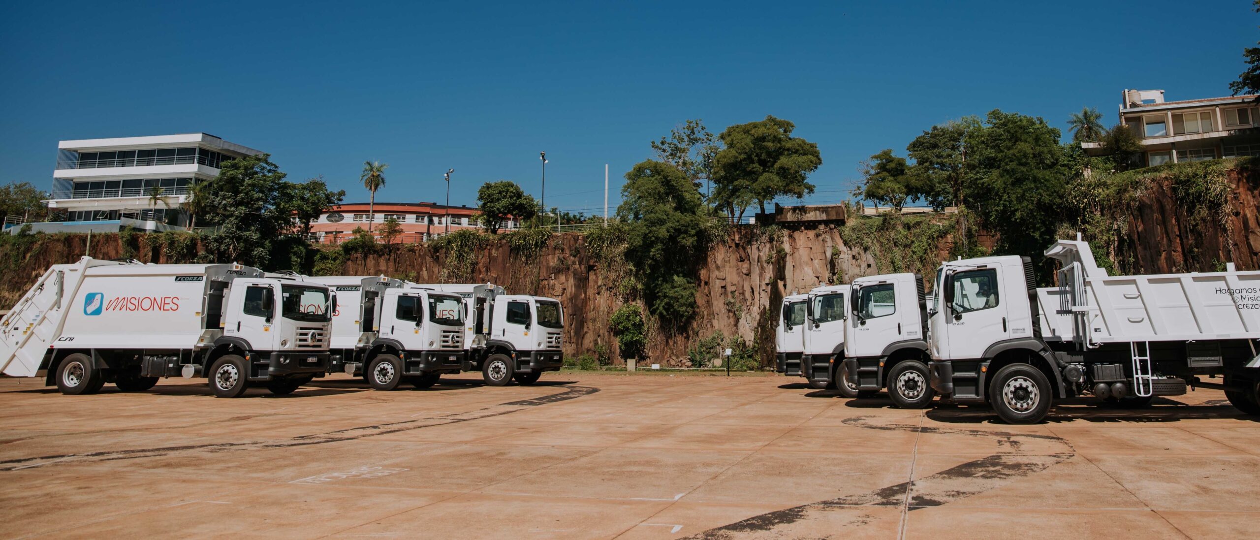 Herrera Ahuad encabezó la entrega de una nueva flota de camiones a municipios misioneros