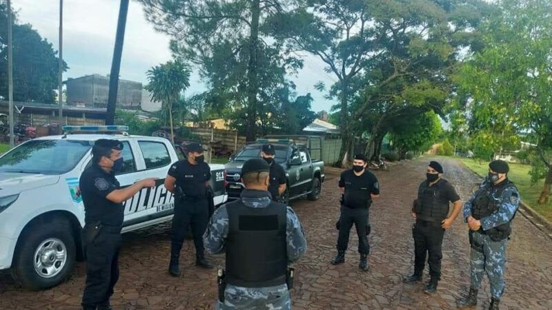 Se detuvo para acomodar a su bebé en la silla de camioneta  y a punta de pistola le robaron el vehículo