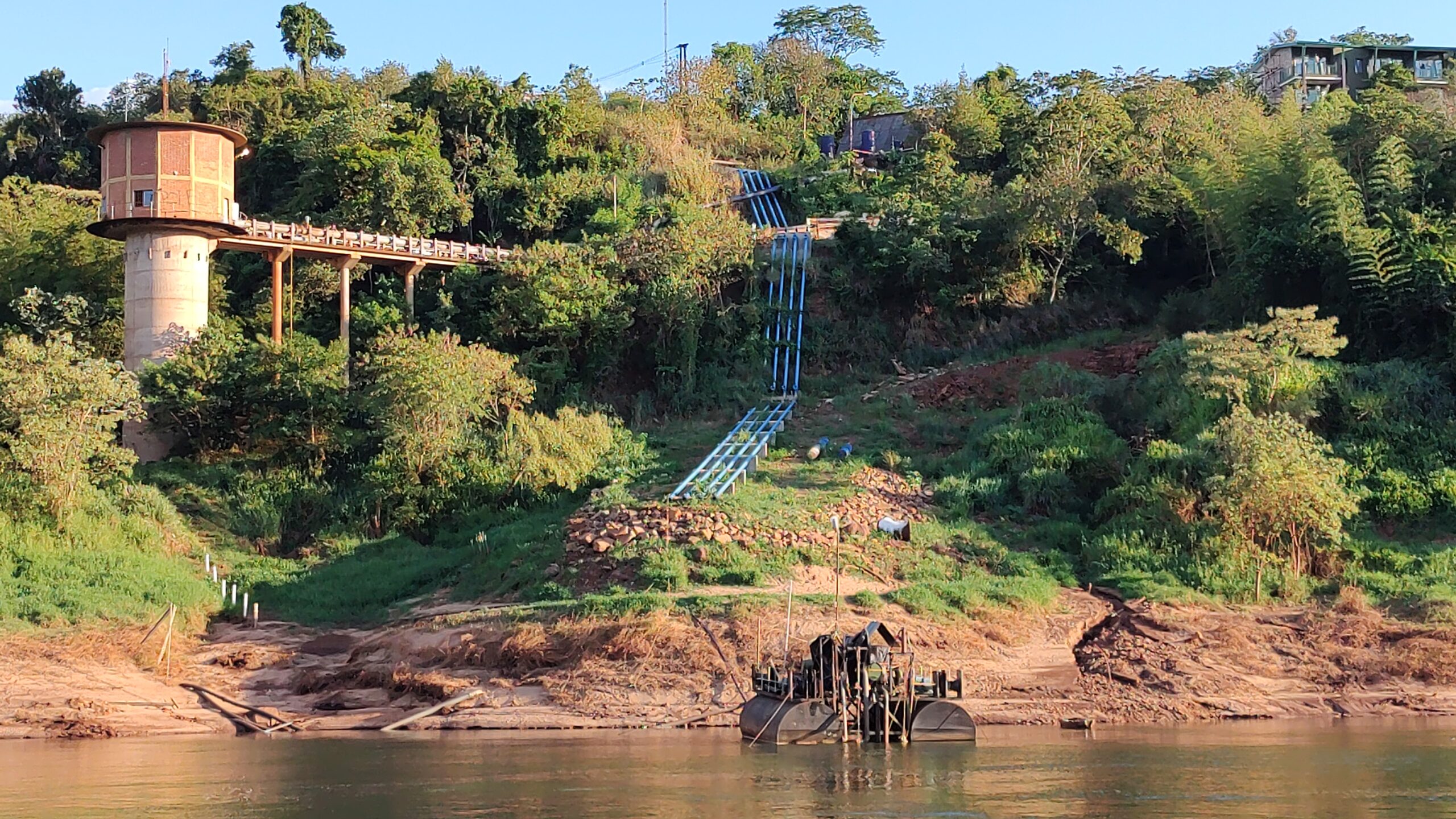 Instalaron un nuevo equipo bombeo en la toma de agua del rio Iguazú para normalizar el servicio de agua potable