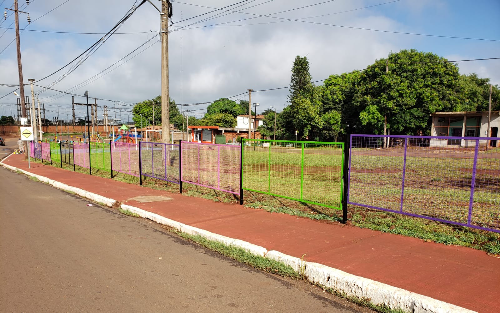 Por conductores imprudentes, instalaron paneles de protección en una plaza para evitar accidentes