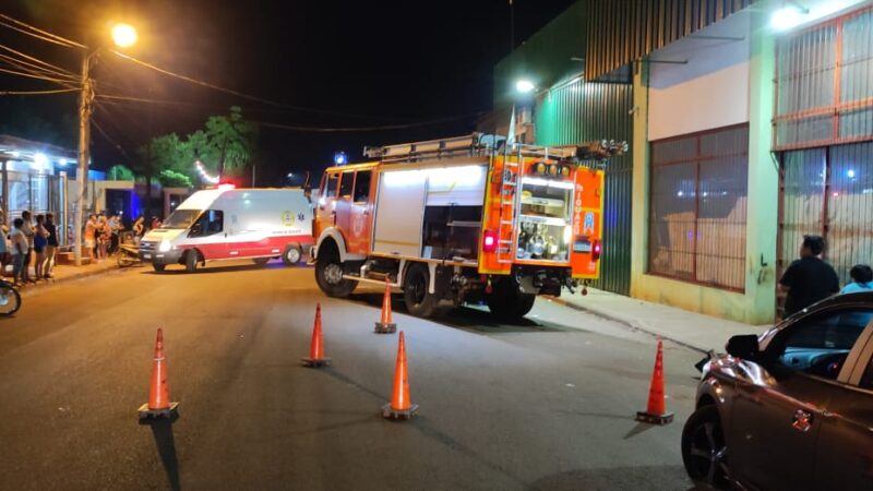Intentó desviar una moto y colisionó con un poste y local comercial, esta grave