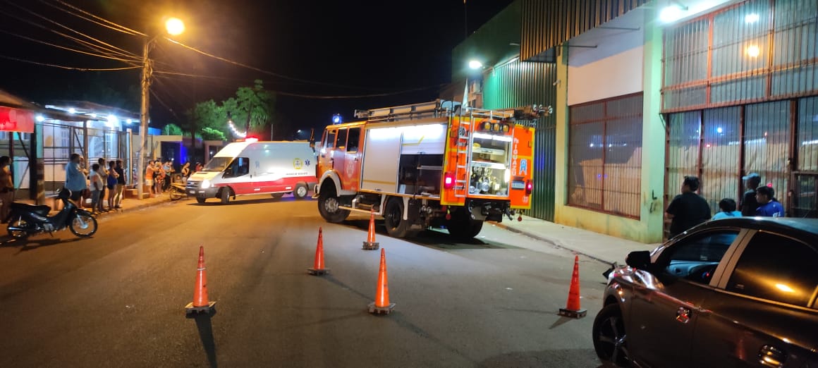 Intentó desviar una moto y colisionó con un poste y local comercial, esta grave