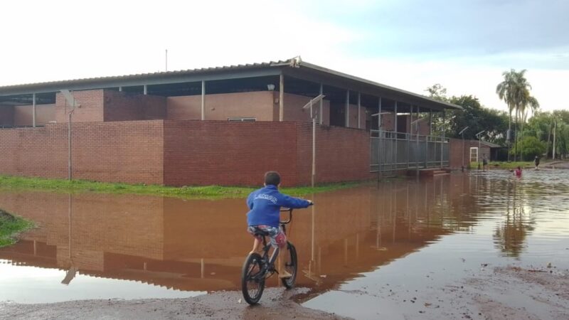 Intensa lluvia provocó la inundaciones repentinas de varios barrios del Iguazú