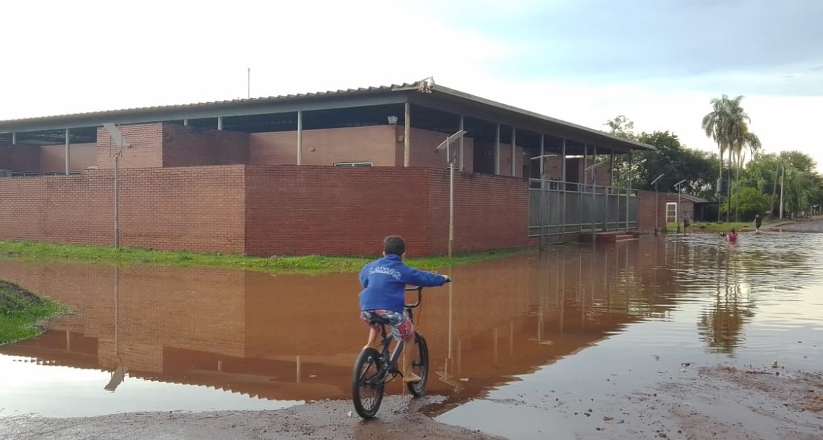 Intensa lluvia provocó la inundaciones repentinas de varios barrios del Iguazú