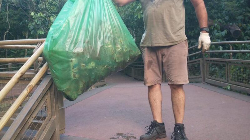 La otra cara del turismo: retiraron una gran cantidad de residuos del salto Dos Hermanas en Cataratas