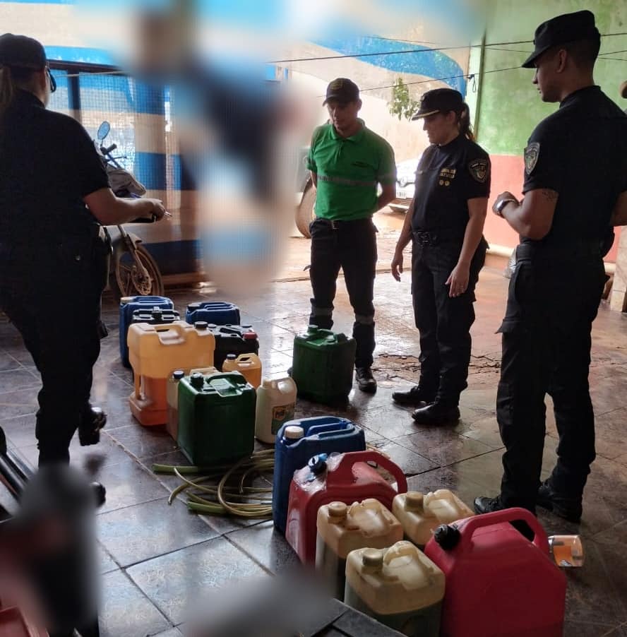 Policías fueron a notificar a un domicilio una causa familiar y se toparon con la venta ilegal de combustibles