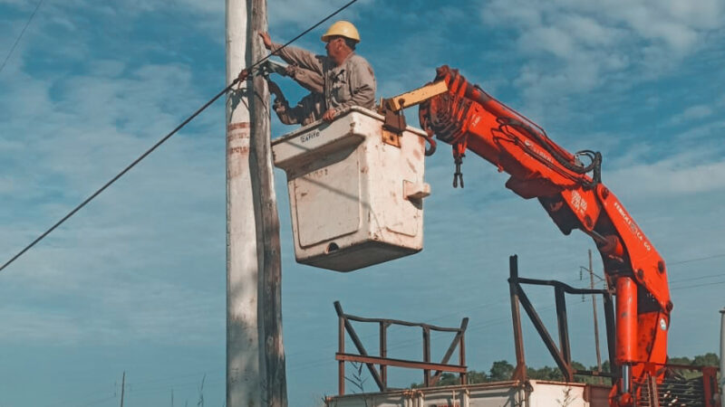 Energía de Misiones continúa obras de remodelación en la línea de 33 KV en San Javier – Alem
