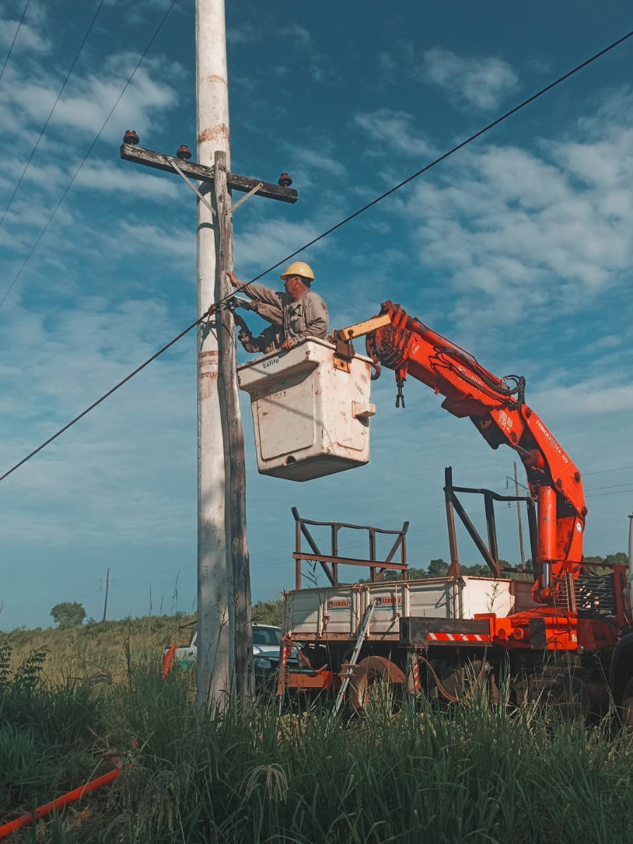 Energía de Misiones continúa obras de remodelación en la línea de 33 KV en San Javier – Alem