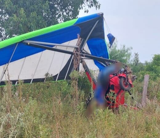 Falleció un hombre al caer con el ala delta a motor en el que volaba